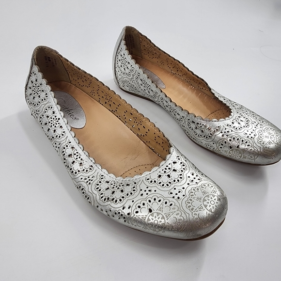 Women's 8 B Earthies Bindi Silver Leather Ballet Flat Shoes Loafer Perforated - Picture 12 of 13